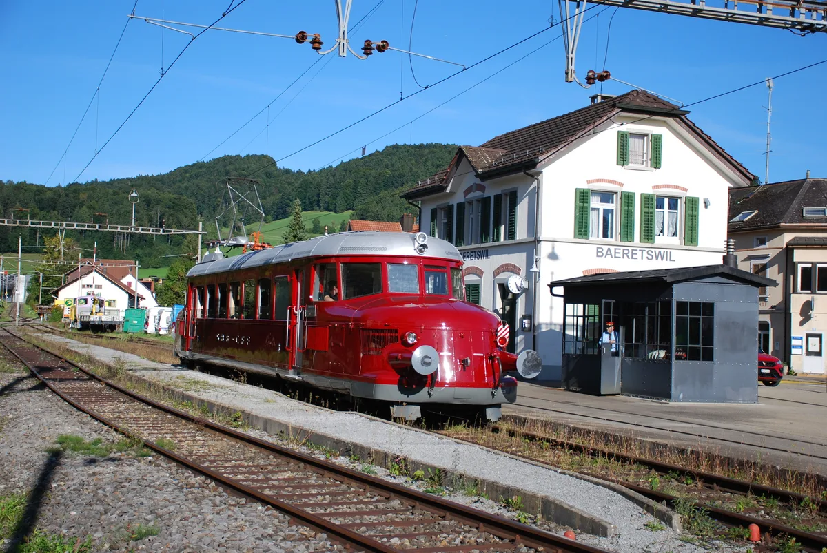 Man sieht den Roten Pfeil in Bäretswil.